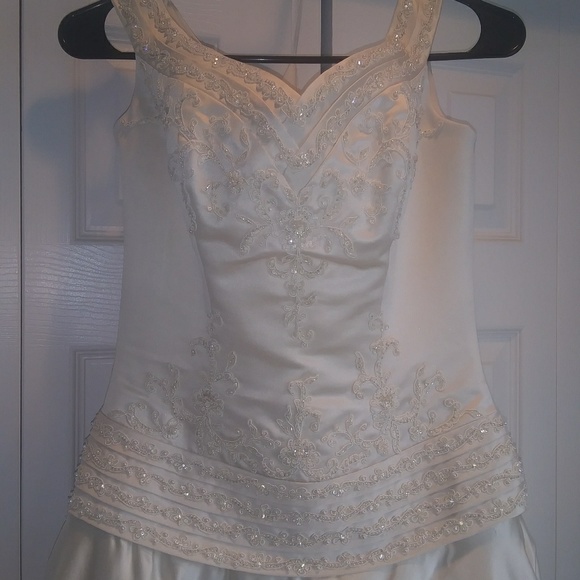 WEDDING DRESSES - Picture 3 of 8